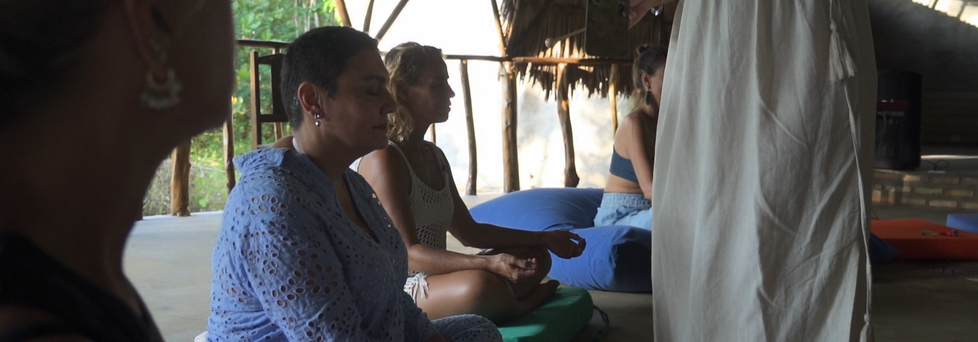 PRESENÇA A presença é a essência do desenvolvimento. Sem ela, não há consciência, apenas      repetição. Estar presente é escolher com clareza, é transformar o instante em     aprendizado. Quando cultivamos a atenção plena, abrimos espaço para integrar     o que fomos, reconhecer o que somos e dar forma ao que podemos ser. No agora,     encontramos o poder de agir além do impulso, com propósito e verdade.
